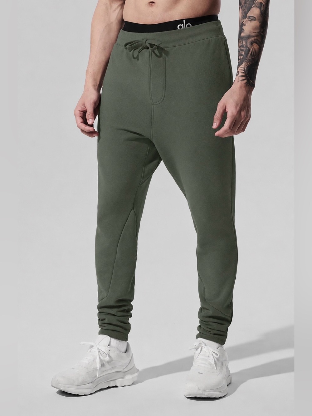 Alo Yoga The Triumph Jogger in Green